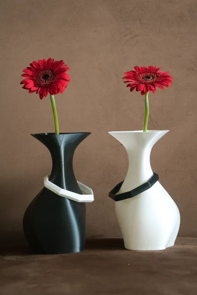 gallery_alt_vase_black_white_collar